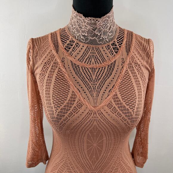 FREE PEOPLE Women's Blush Dusty Rose High Neck Monaco Lace Blouse Top Size XS - Picture 2 of 9